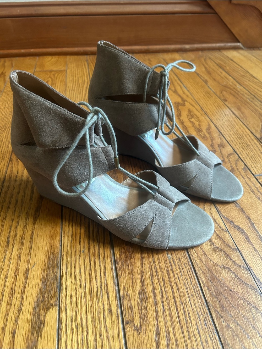 Dolce Vita Taupe Wedge Lace-Up Sandals (sz 8.5)